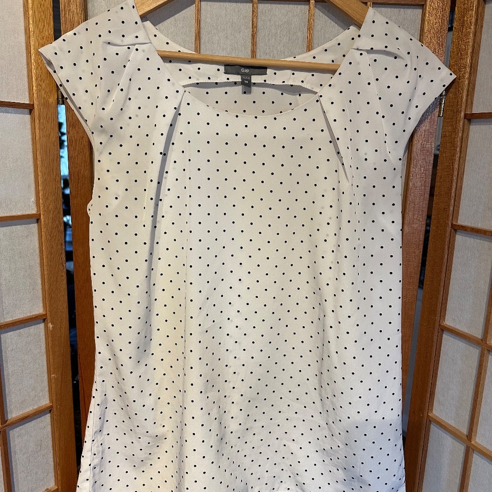 Gap short sleeve polka dot blouse
